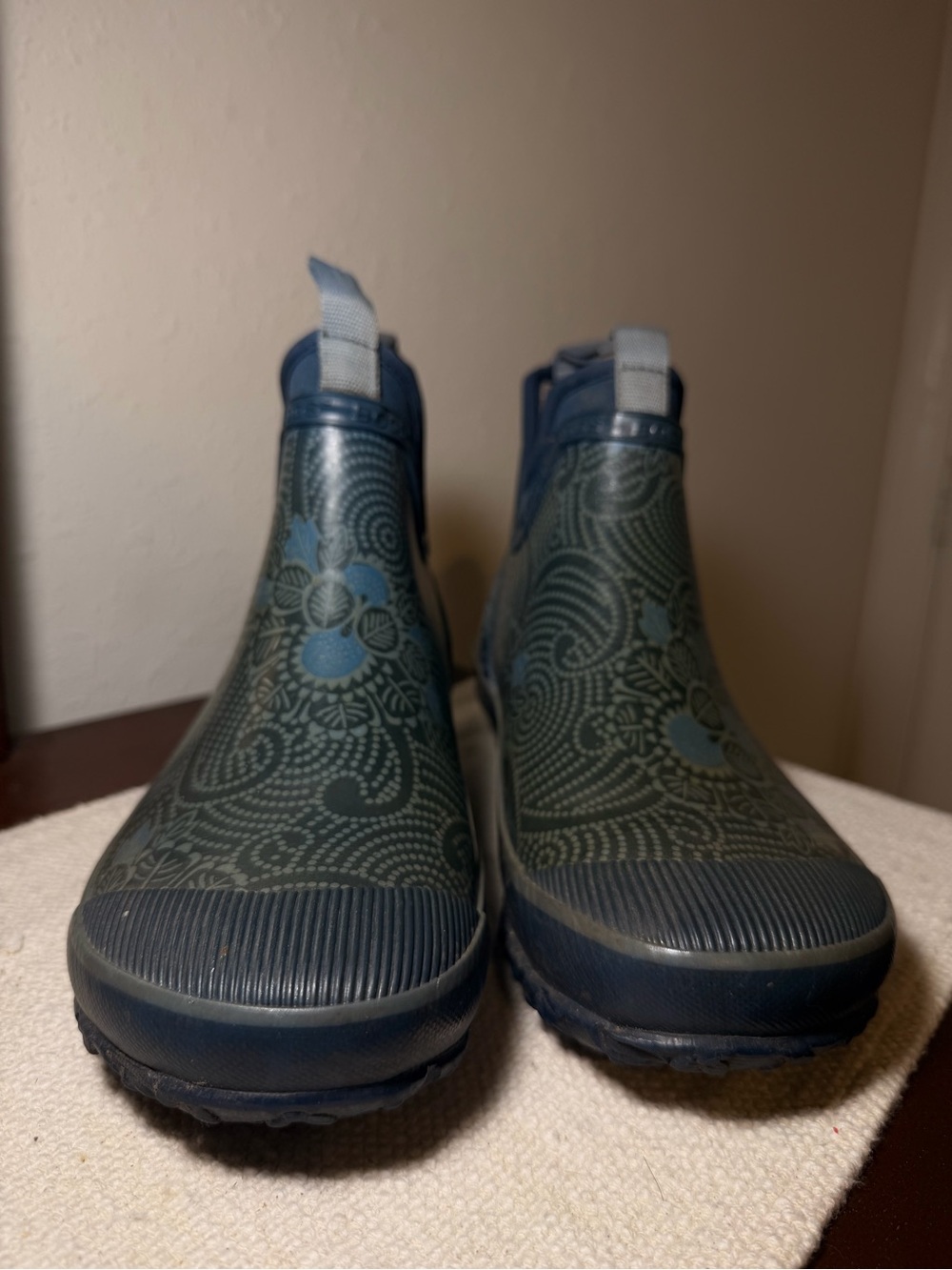 Bogs Girls' Blue Floral Pattern Waterproof Chelsea Rain Boots